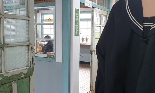 7080년대 복도에서 교실을 바라본 모습이에요.